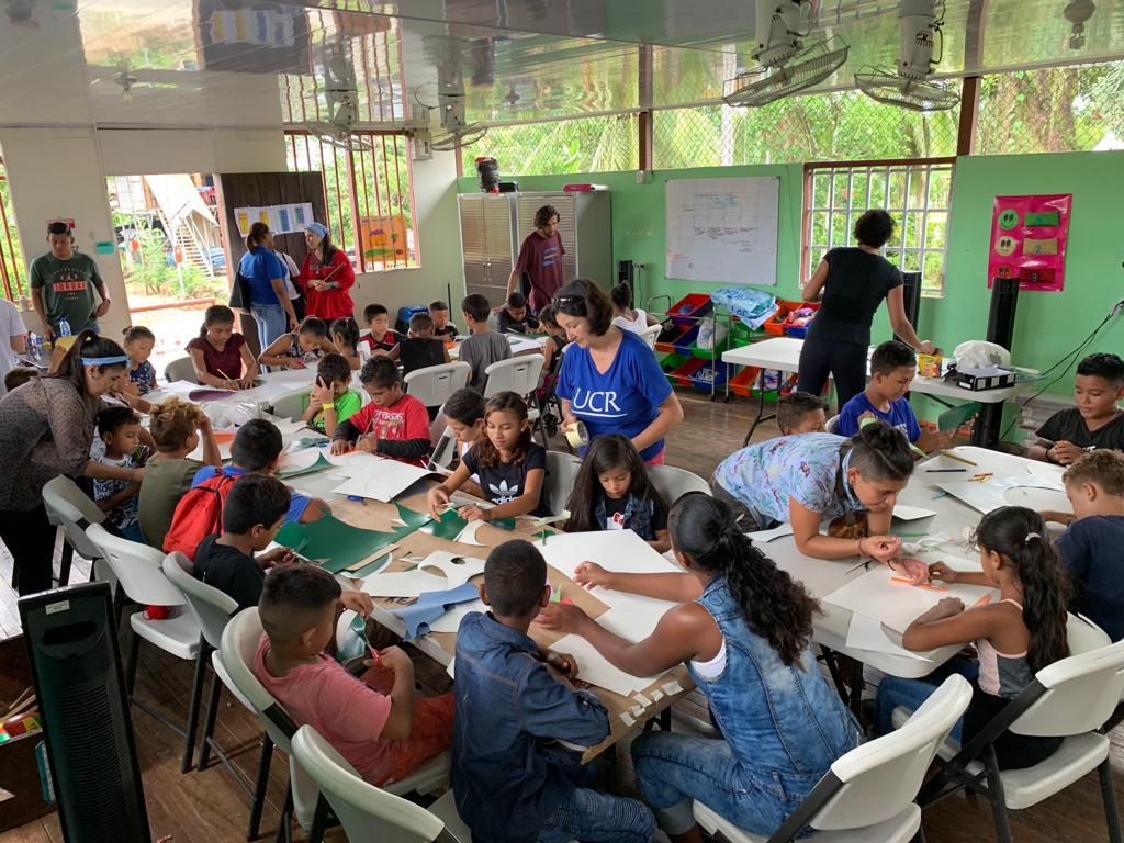 Estudiantes del TCU acompañando procesos artísticos con niños y niñas de Sixaola. 